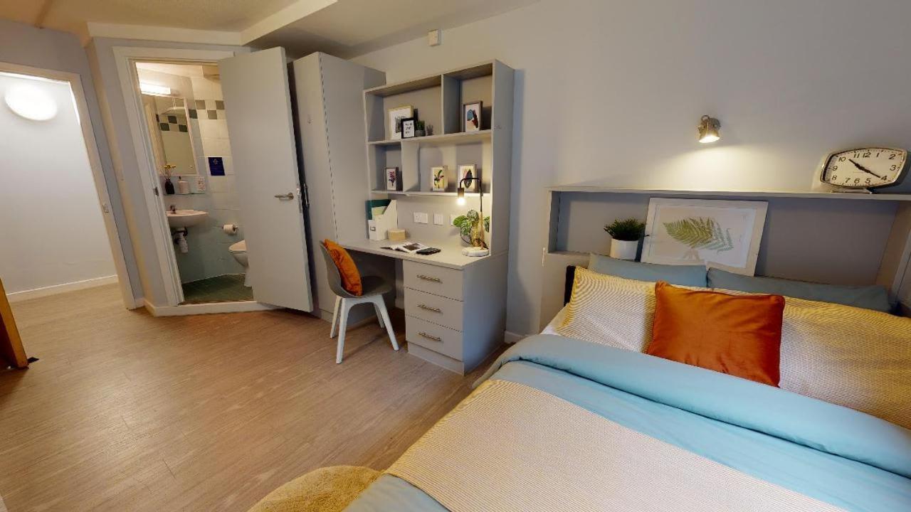 Comfy Ensuite Bedrooms At Gardens Near Centre Apartment