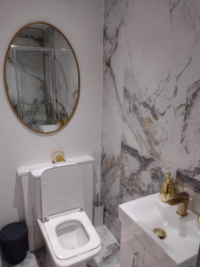 Stylish Master Ensuite In Contemporary 3 Bed Semi