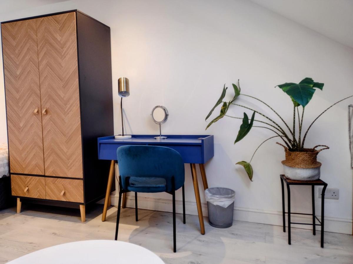 Stylish Master Ensuite In Contemporary 3 Bed Semi Homestay