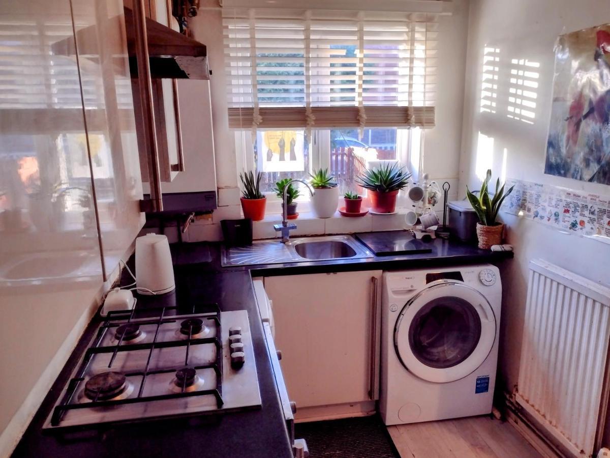 Homestay Stylish Master Ensuite In Contemporary 3 Bed Semi Manchester