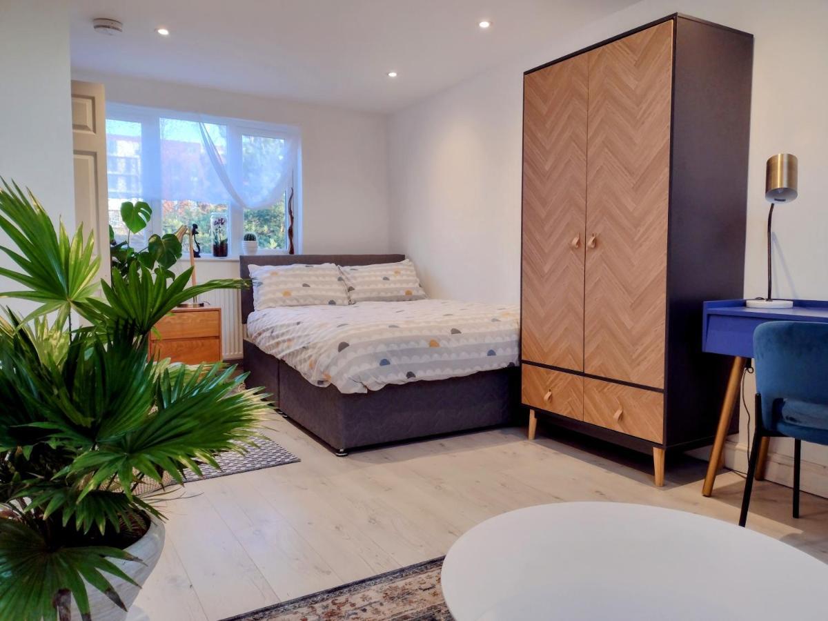 Homestay Stylish Master Ensuite In Contemporary 3 Bed Semi Manchester