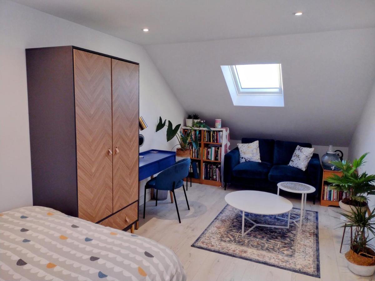 Stylish Master Ensuite In Contemporary 3 Bed Semi *