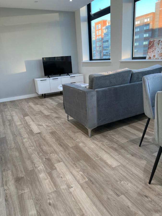 Affordable In Centre Close To Trafford Apartment