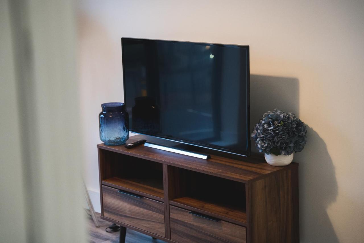 Modern 1-bed - Brand New - - Free Wi-fi Apartment *