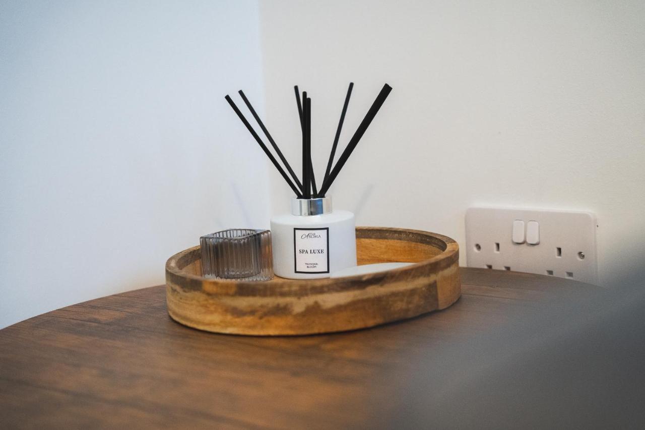 Modern 1-bed - Brand New - - Free Wi-fi Apartment