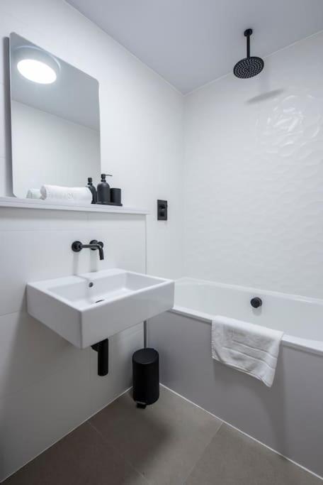 Free Parking - Roof Terrace - Luxury Townhouse Holiday home