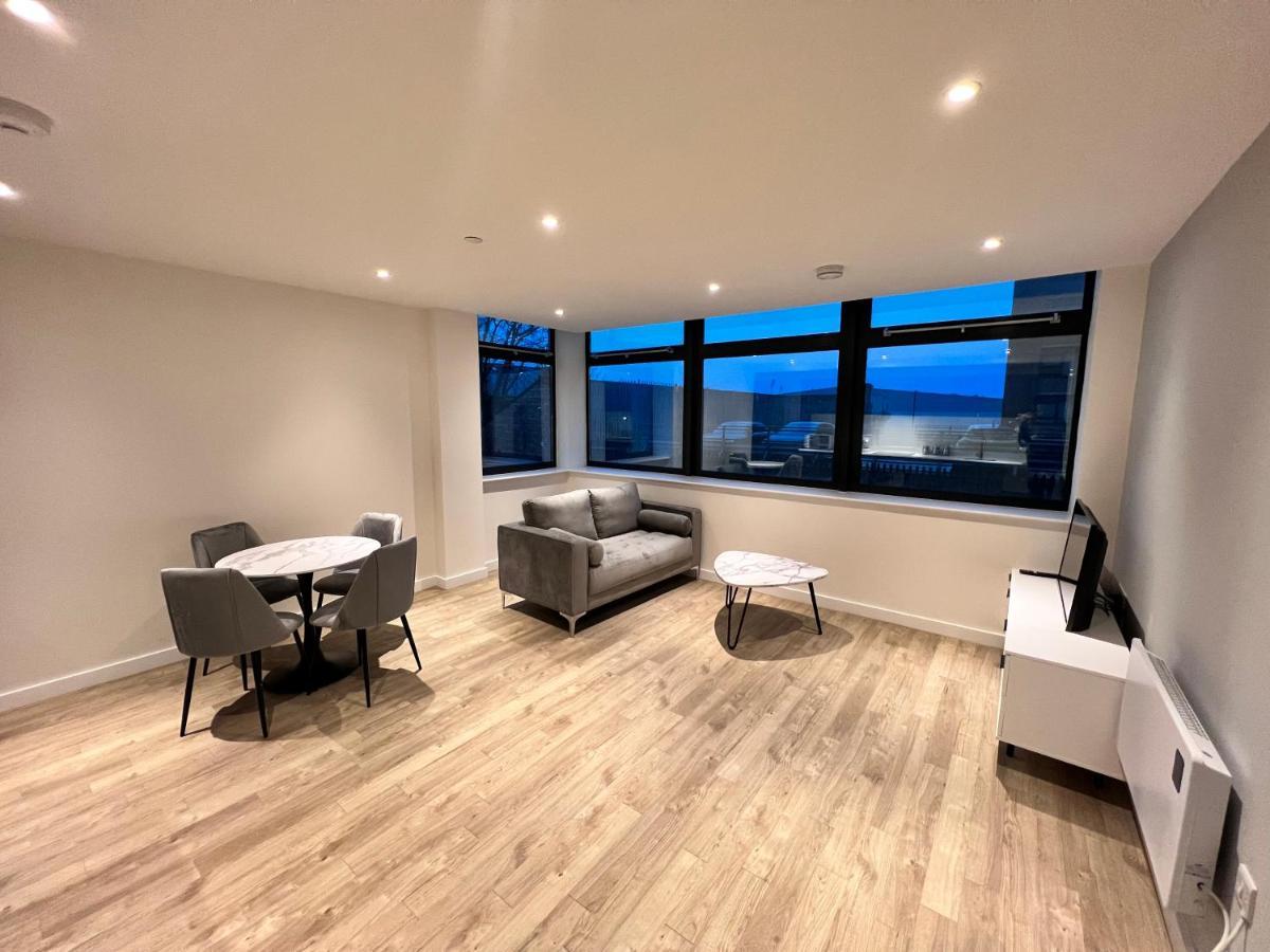 Affordable In Centre Close To Trafford Apartment *