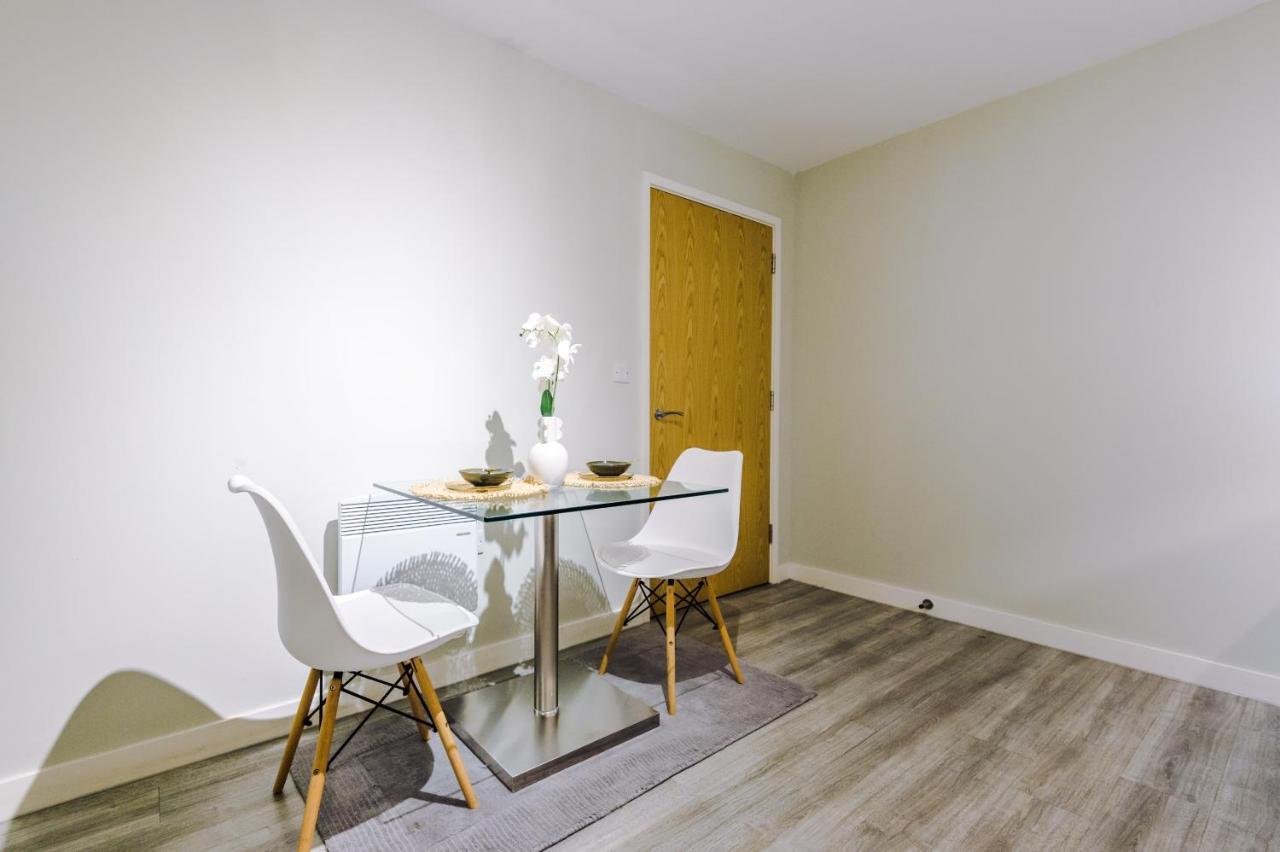 Spacious 2 Bedroom Flat With Balcony & River Views