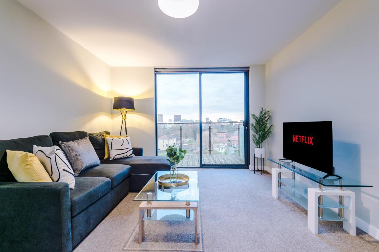 Spacious 2 Bedroom Flat With Balcony & River Views Apartment *