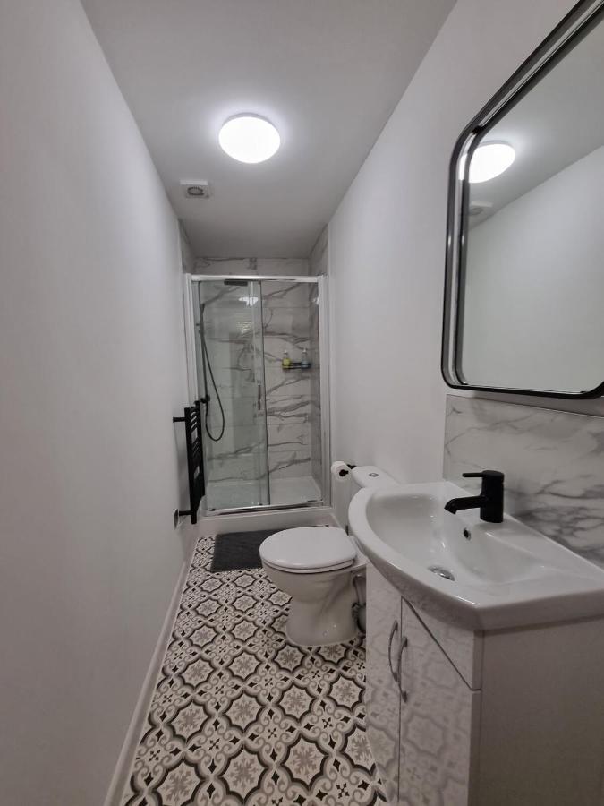 Magnificent 10 Bedroom Shared House - Great Amenities * Manchester