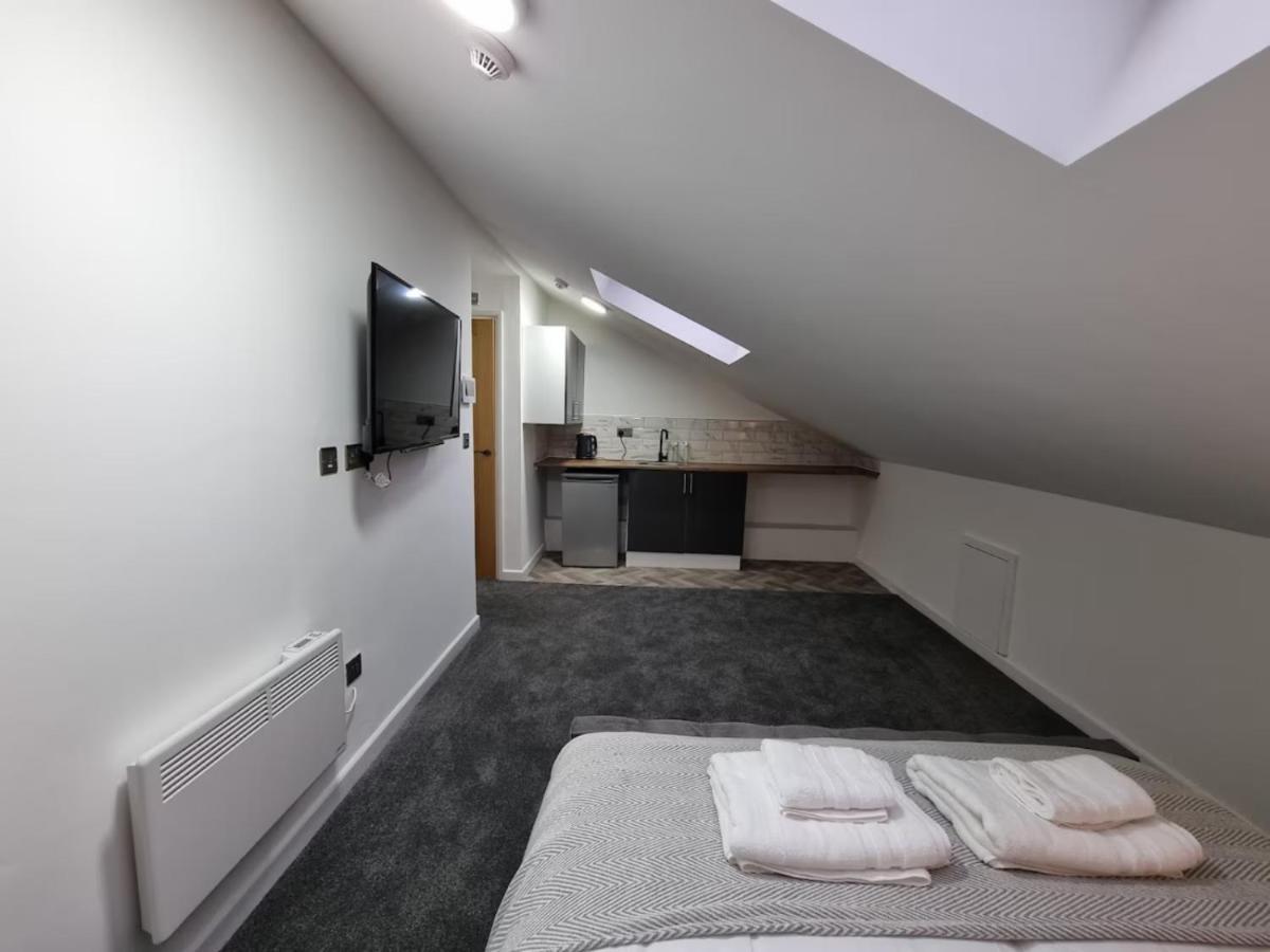 Magnificent 10 Bedroom Shared House - Great Amenities Manchester