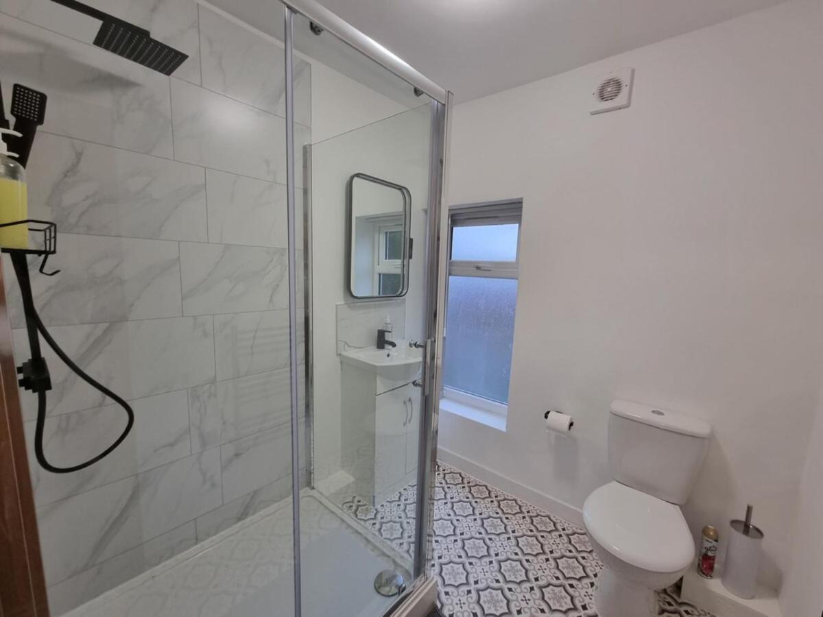 Magnificent 10 Bedroom Shared House - Great Amenities Homestay
