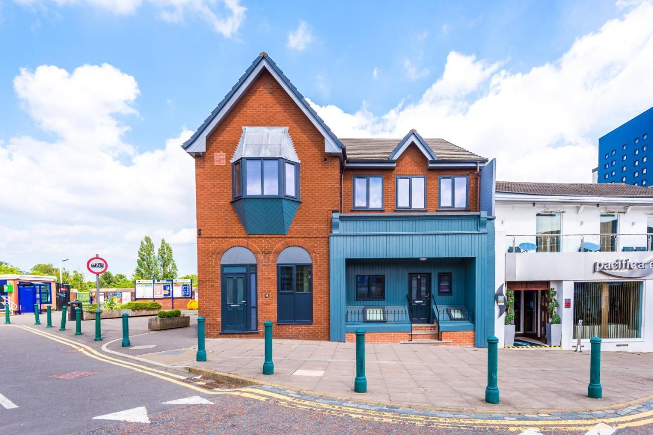 The Ecclesian - Upscale Near Trafford Centre & Eccles Train Station Apartment *