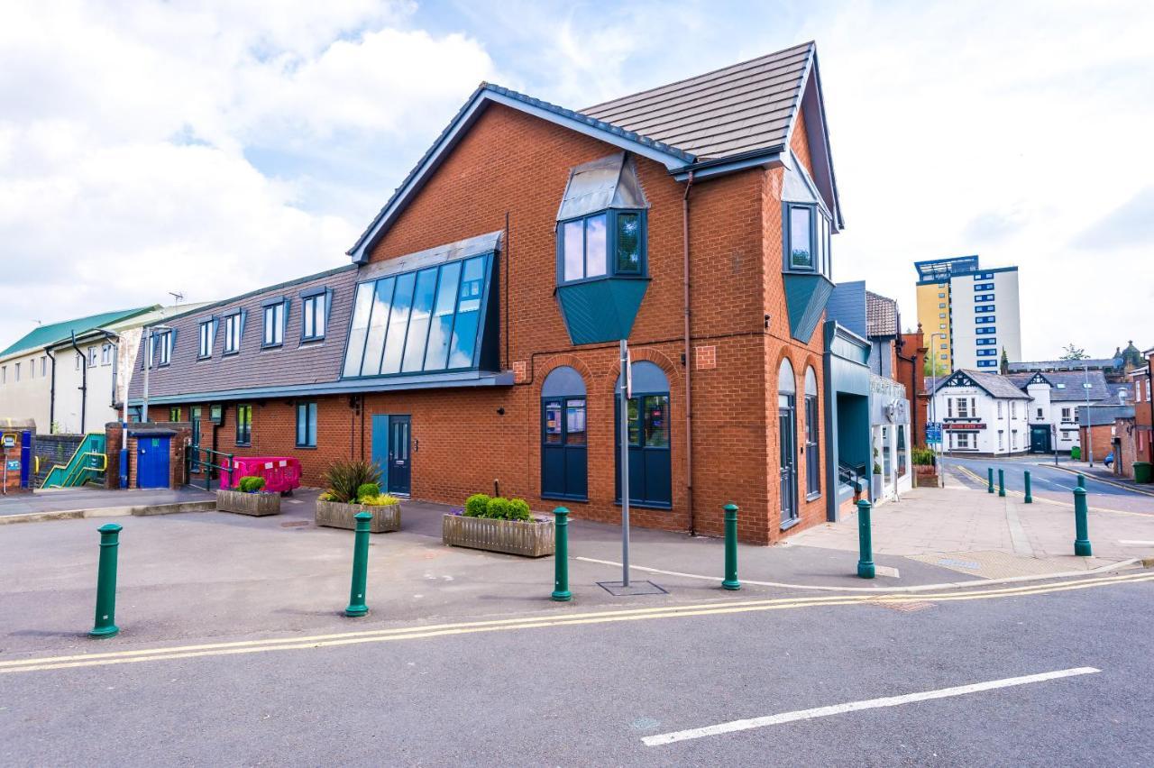 The Ecclesian - Upscale Near Trafford Centre & Eccles Train Station *