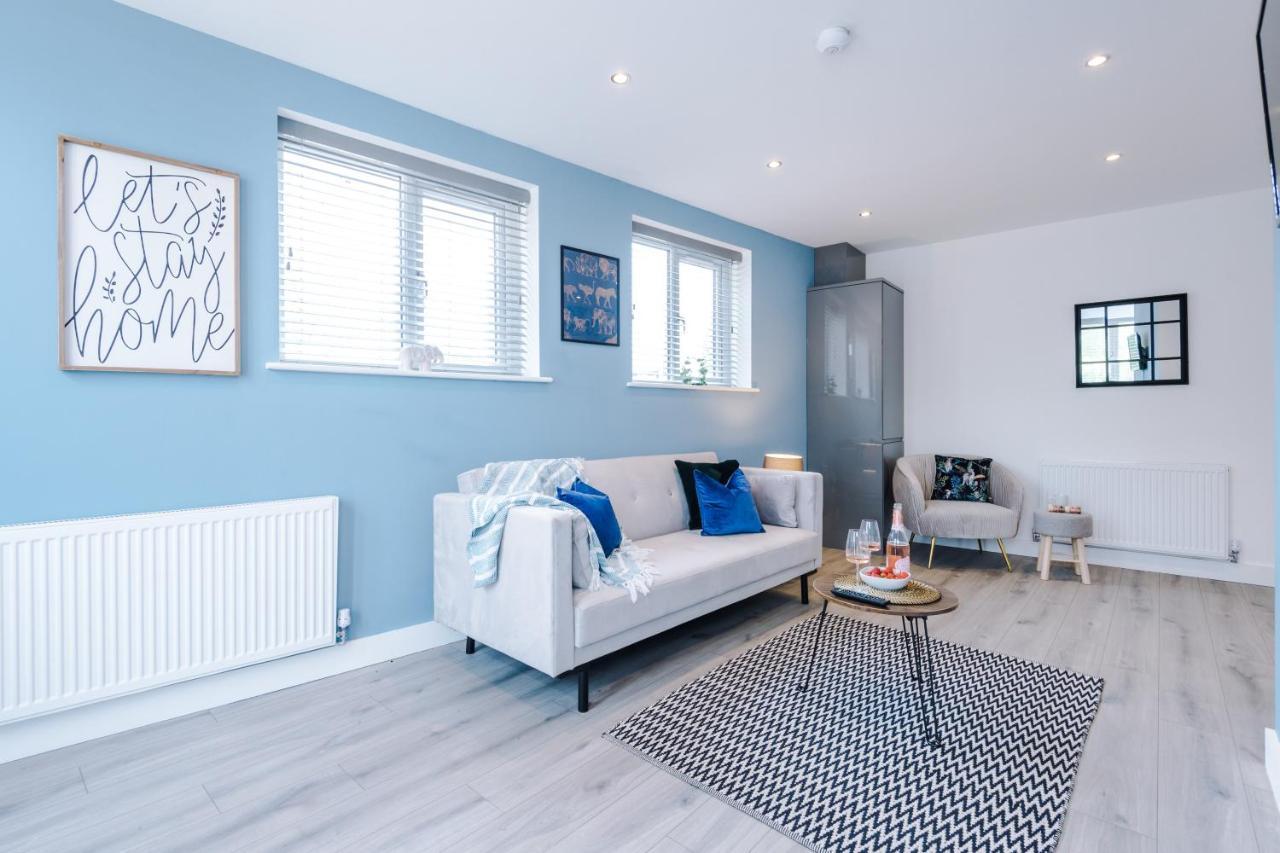 The Ecclesian - Upscale Near Trafford Centre & Eccles Train Station *
