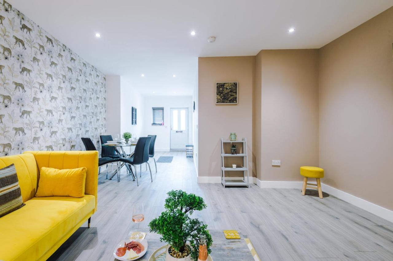 Apartment The Ecclesian - Upscale Near Trafford Centre & Eccles Train Station Manchester