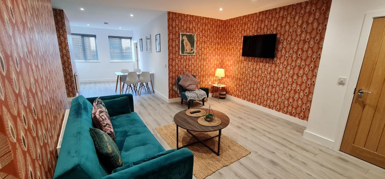 Apartment The Ecclesian - Upscale Near Trafford Centre & Eccles Train Station *