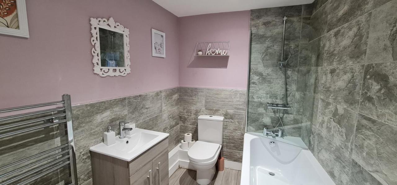 The Ecclesian - Upscale Near Trafford Centre & Eccles Train Station *
