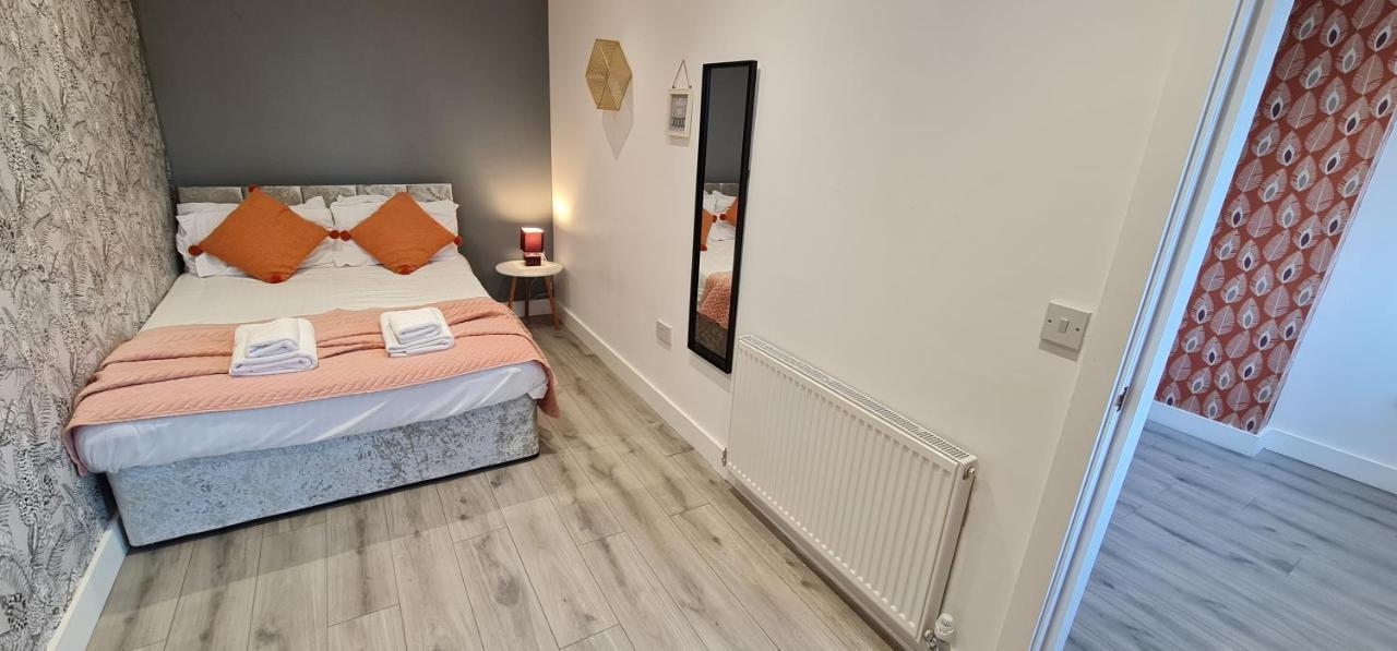 The Ecclesian - Upscale Near Trafford Centre & Eccles Train Station Apartment *