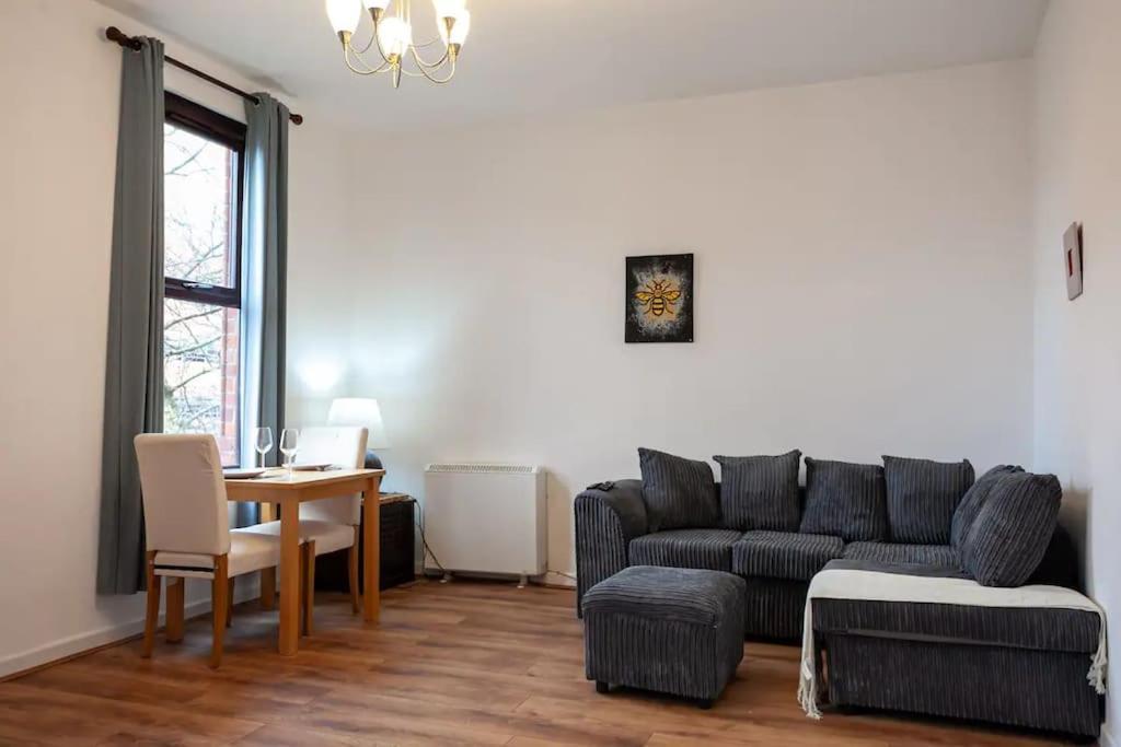 Lovely 2 Bedroom Flat 5 Min To Centre With Parking Manchester