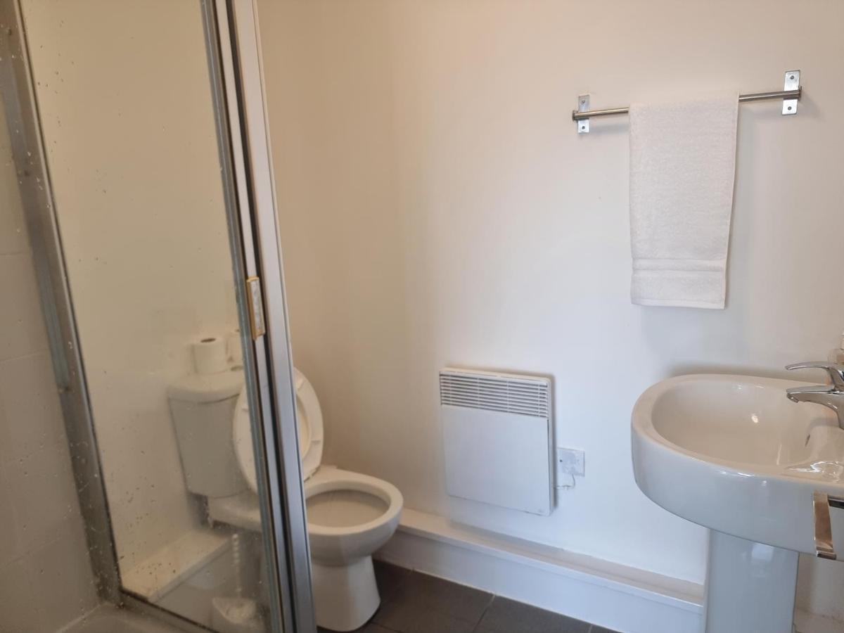 Apartment Impeccable 2-bed In Salford