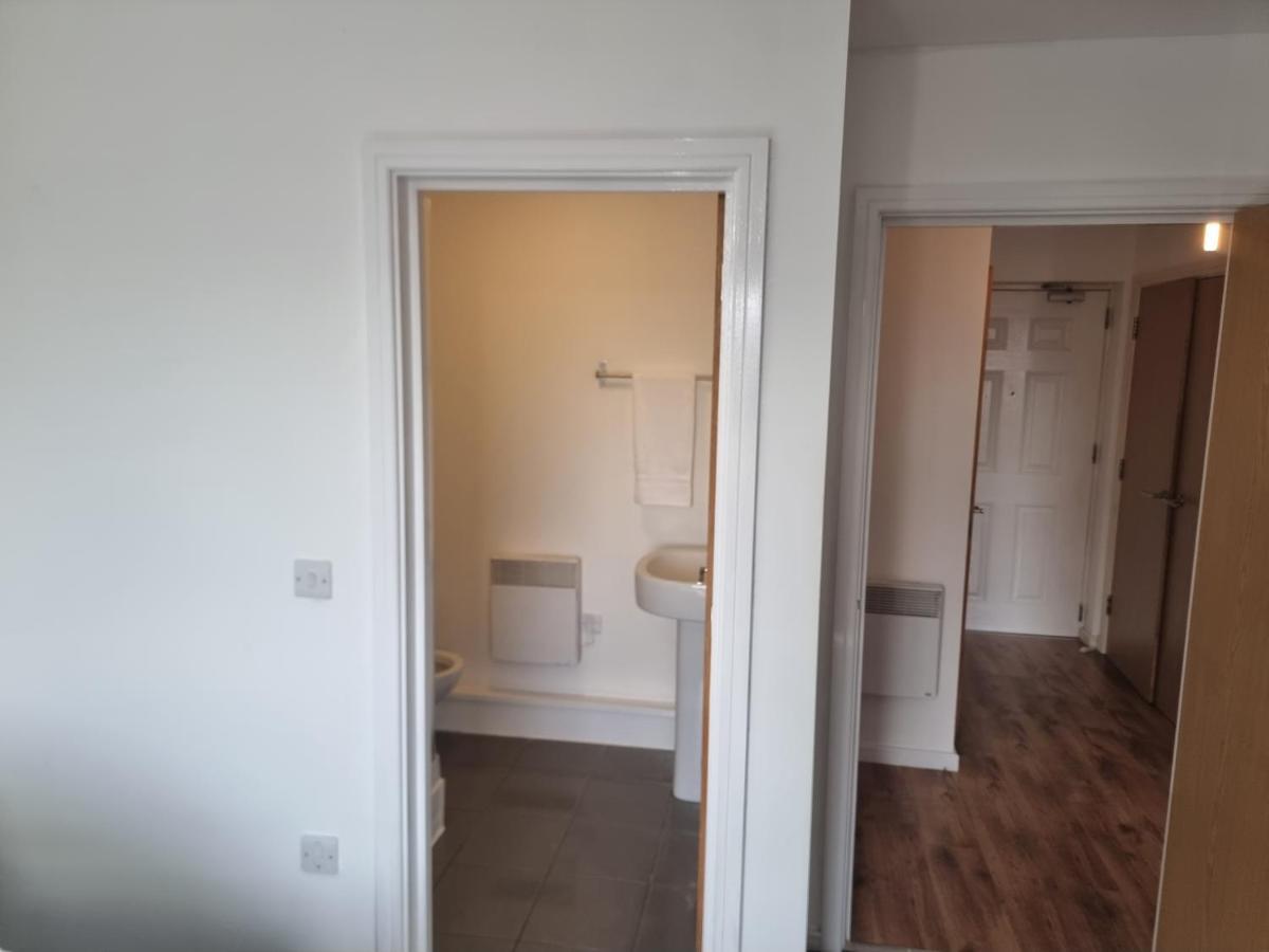 Impeccable 2-bed In Salford Apartment *