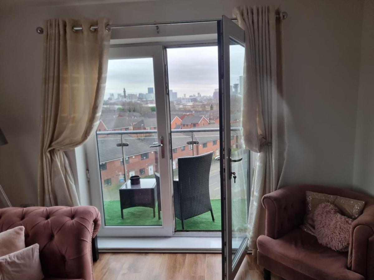 Impeccable 2-bed In Salford Apartment