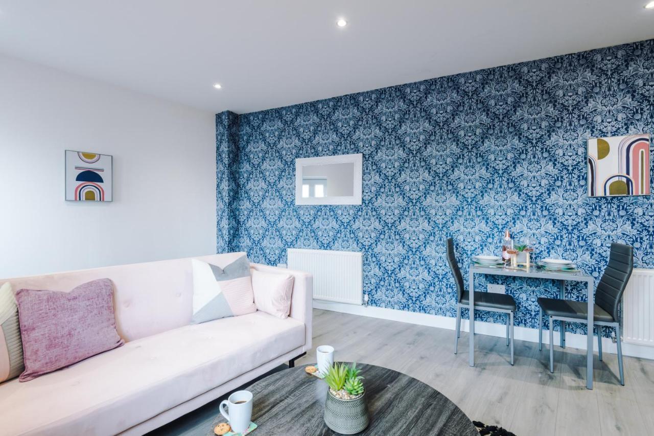 The Ecclesian - Upscale Near Trafford Centre & Eccles Train Station Apartment *