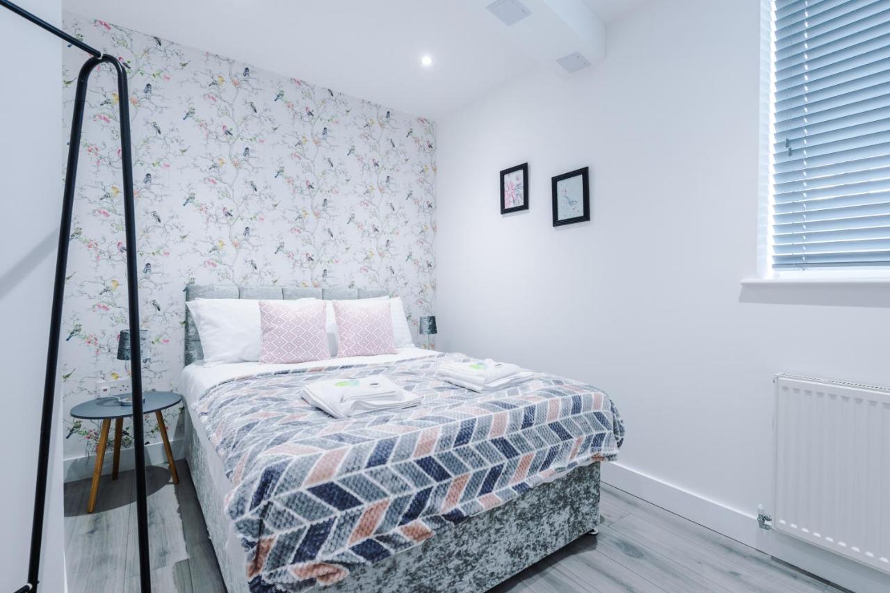 The Ecclesian - Upscale Near Trafford Centre & Eccles Train Station Apartment