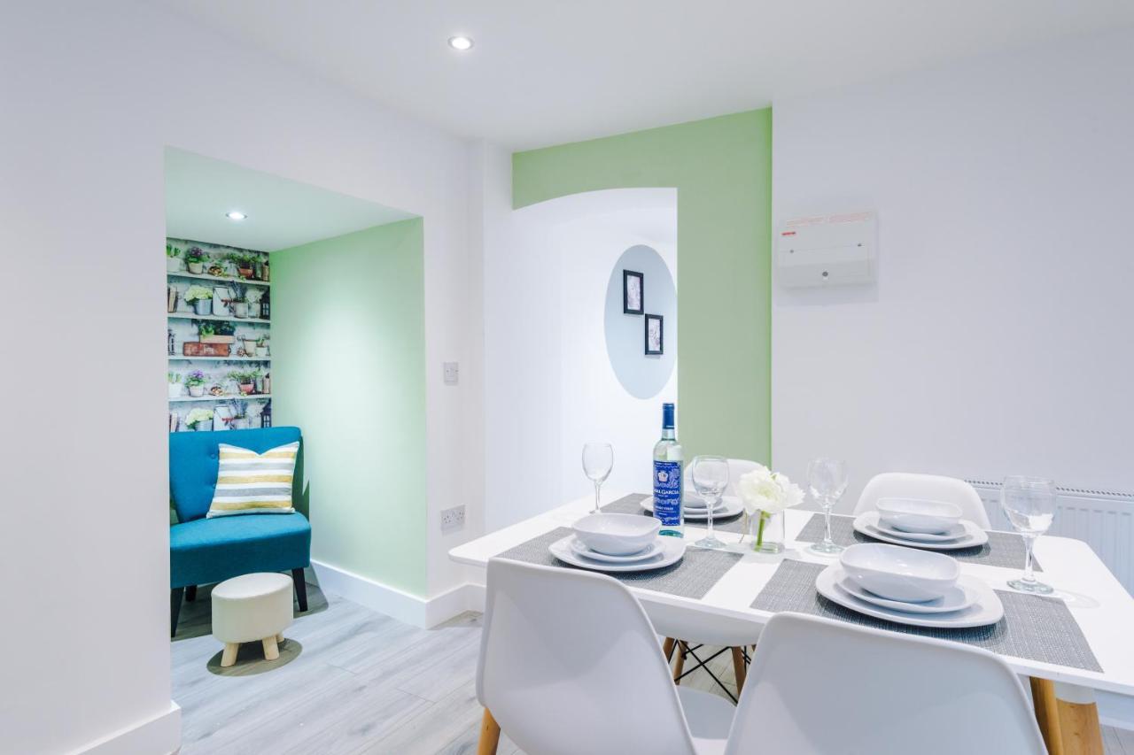 The Ecclesian - Upscale Near Trafford Centre & Eccles Train Station