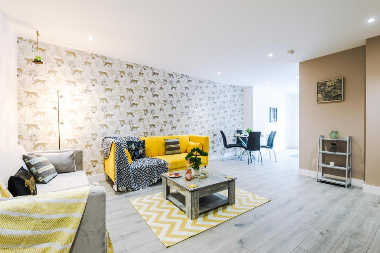 The Ecclesian - Upscale Near Trafford Centre & Eccles Train Station *