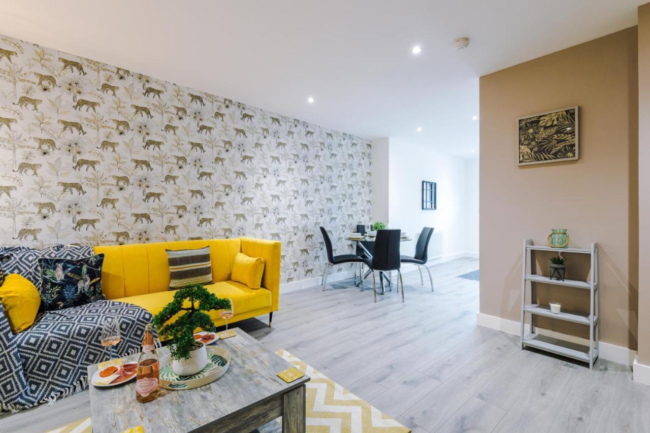 The Ecclesian - Upscale Near Trafford Centre & Eccles Train Station Manchester