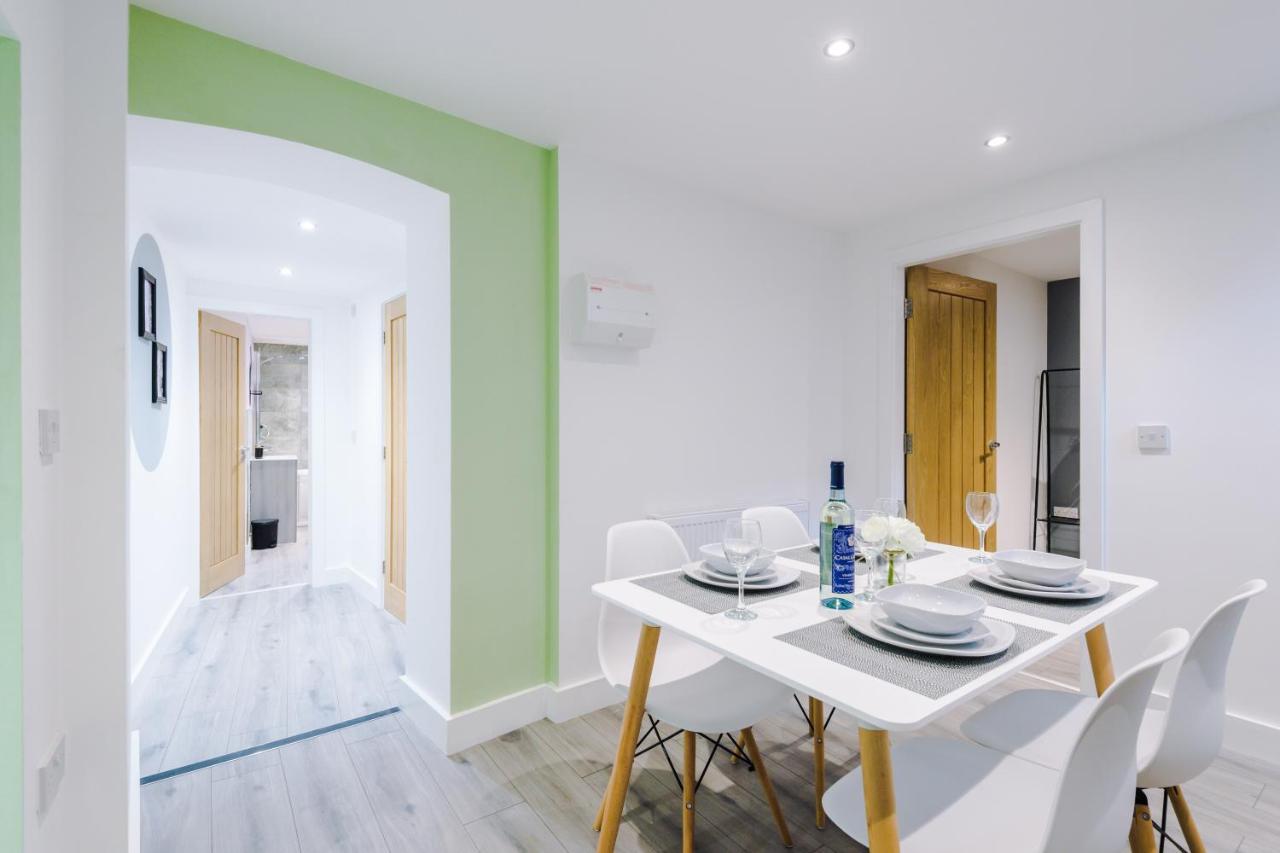 The Ecclesian - Upscale Near Trafford Centre & Eccles Train Station Manchester