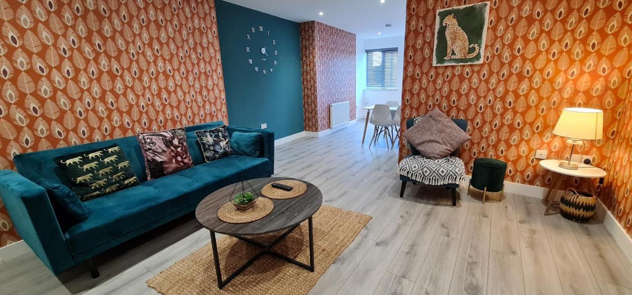 Apartment The Ecclesian - Upscale Near Trafford Centre & Eccles Train Station *