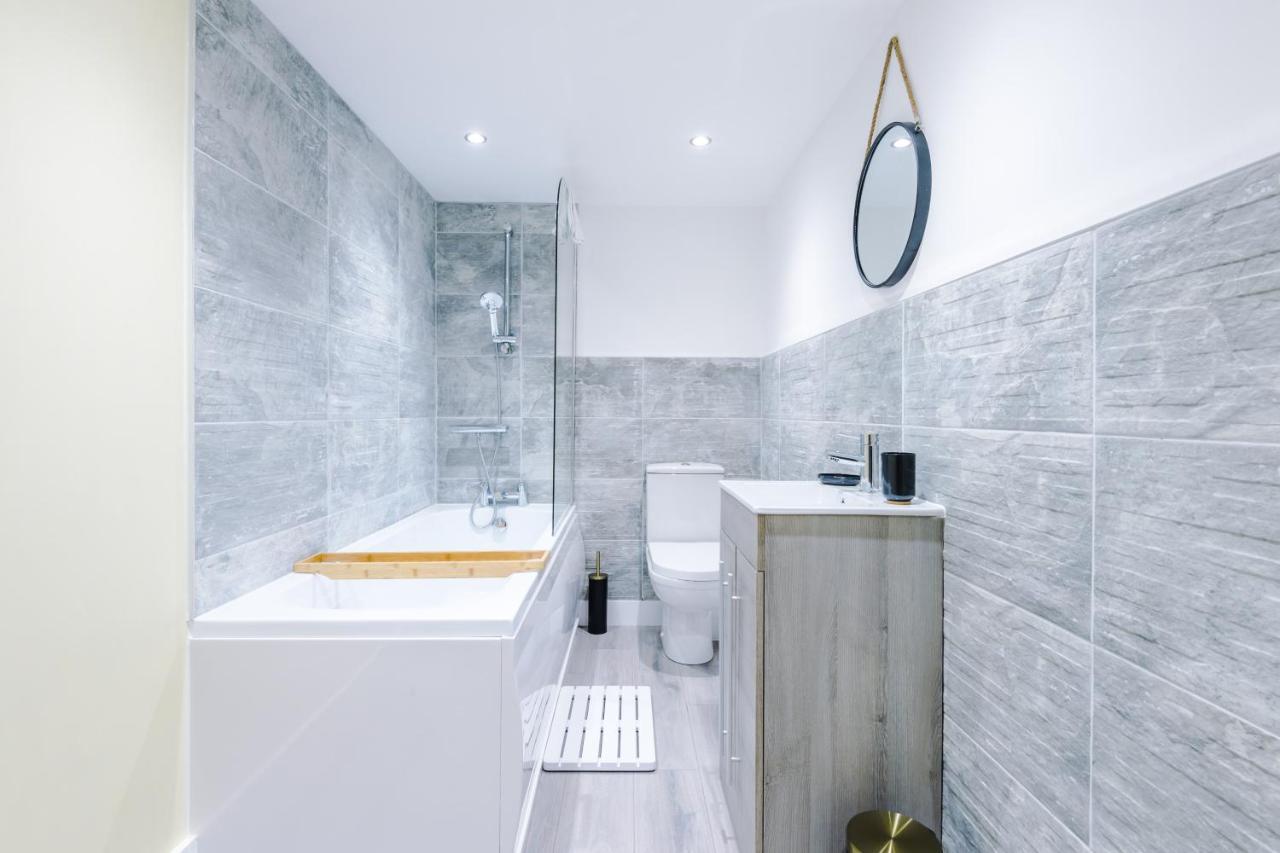 The Ecclesian - Upscale Near Trafford Centre & Eccles Train Station Apartment