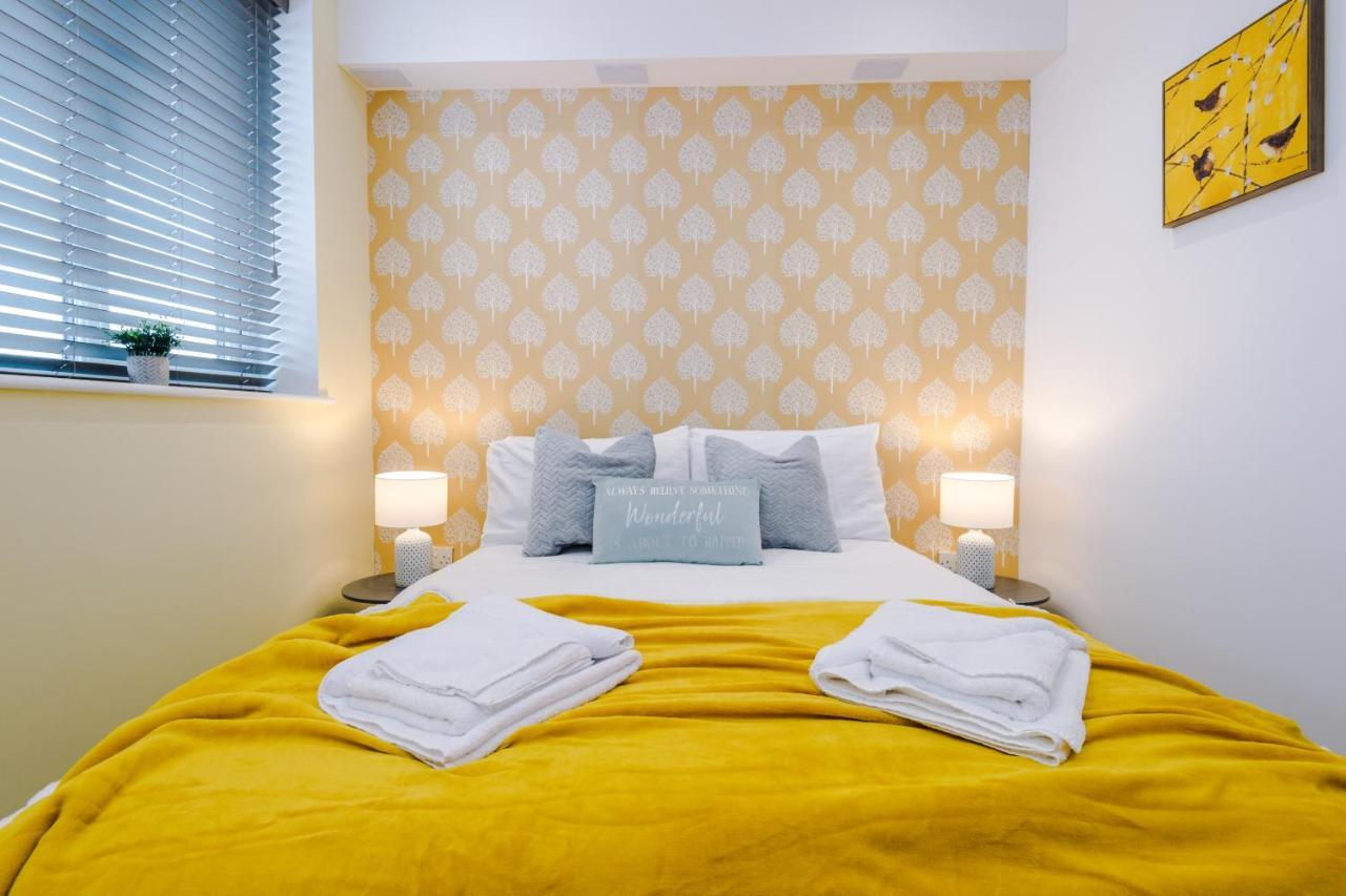 The Ecclesian - Upscale Near Trafford Centre & Eccles Train Station Apartment *