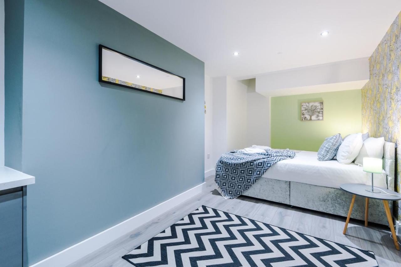 The Ecclesian - Upscale Near Trafford Centre & Eccles Train Station Apartment
