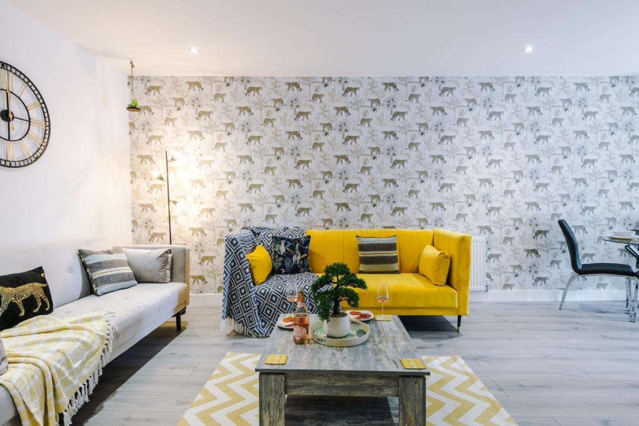 Apartment The Ecclesian - Upscale Near Trafford Centre & Eccles Train Station
