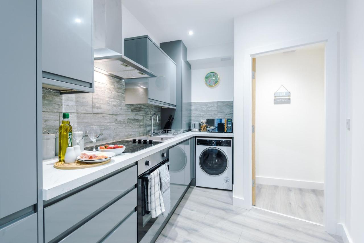 The Ecclesian - Upscale Near Trafford Centre & Eccles Train Station Manchester