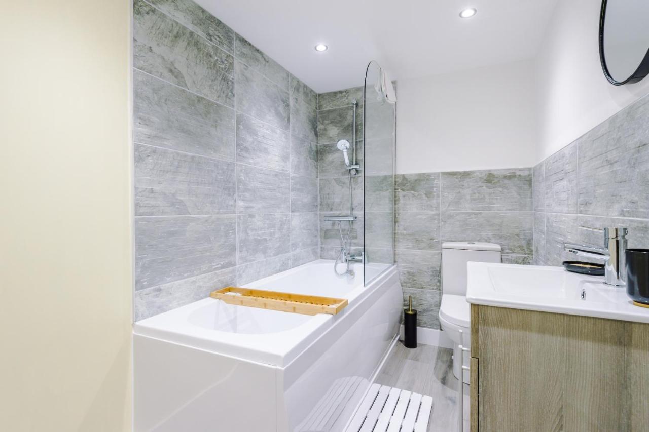 The Ecclesian - Upscale Near Trafford Centre & Eccles Train Station * Manchester