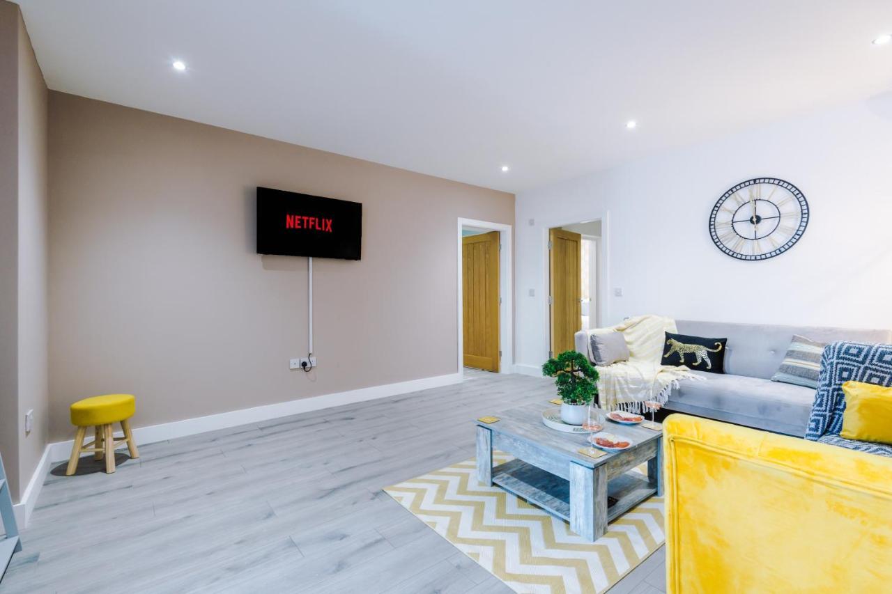 The Ecclesian - Upscale Near Trafford Centre & Eccles Train Station Apartment