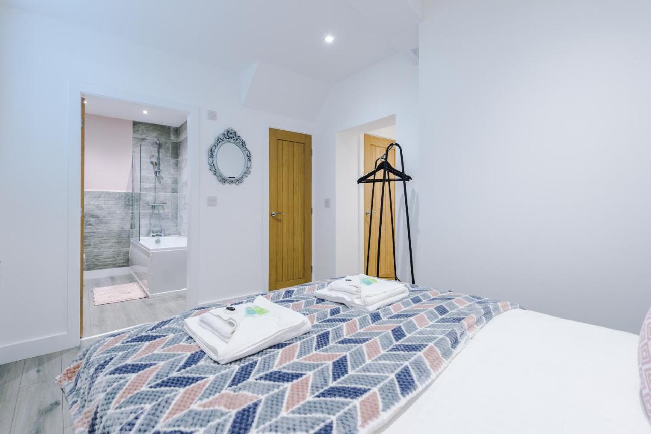 The Ecclesian - Upscale Near Trafford Centre & Eccles Train Station Apartment *