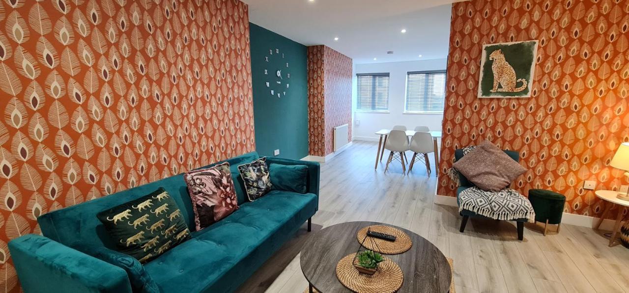 The Ecclesian - Upscale Near Trafford Centre & Eccles Train Station Apartment *