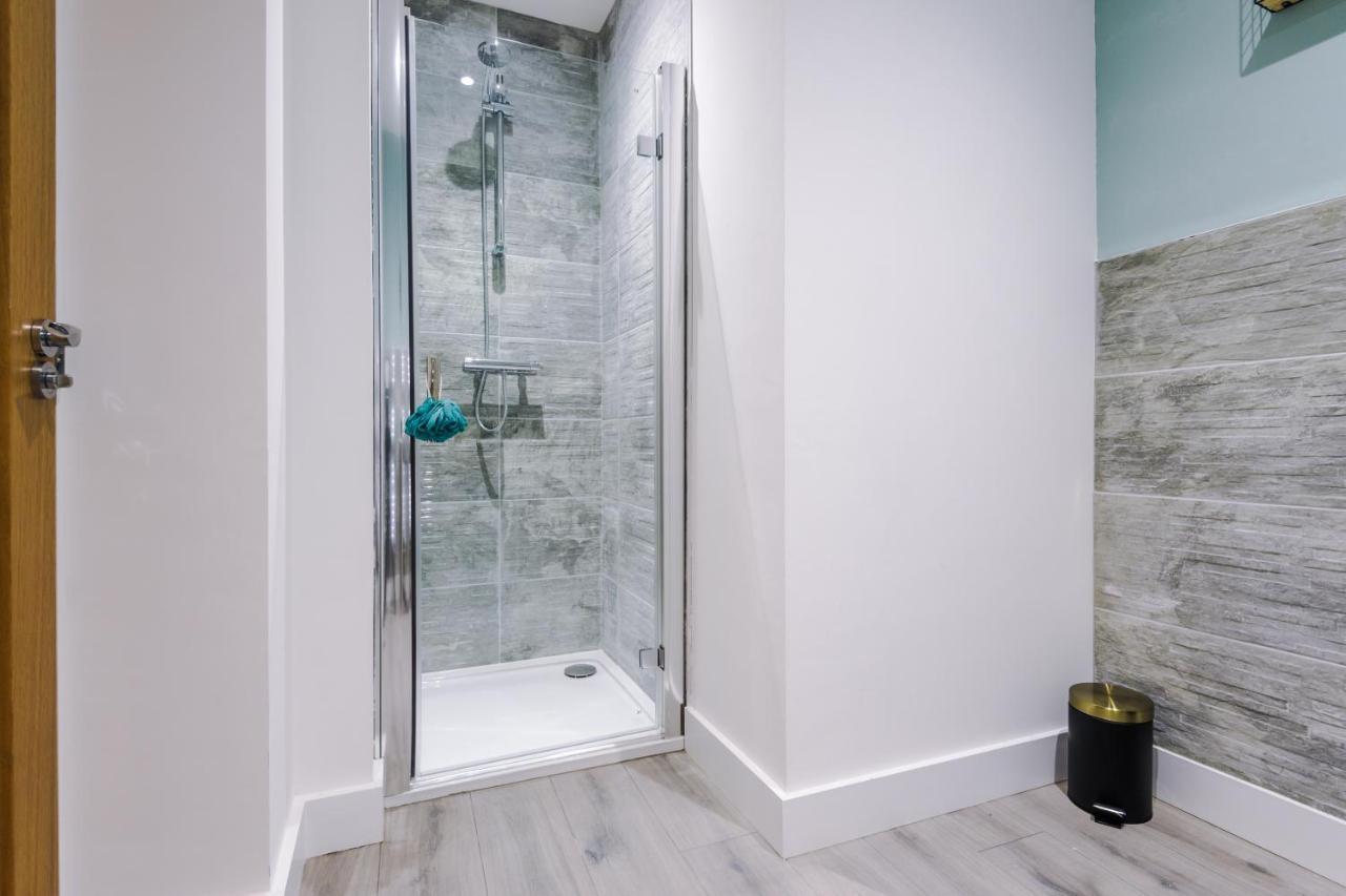 The Ecclesian - Upscale Near Trafford Centre & Eccles Train Station Manchester