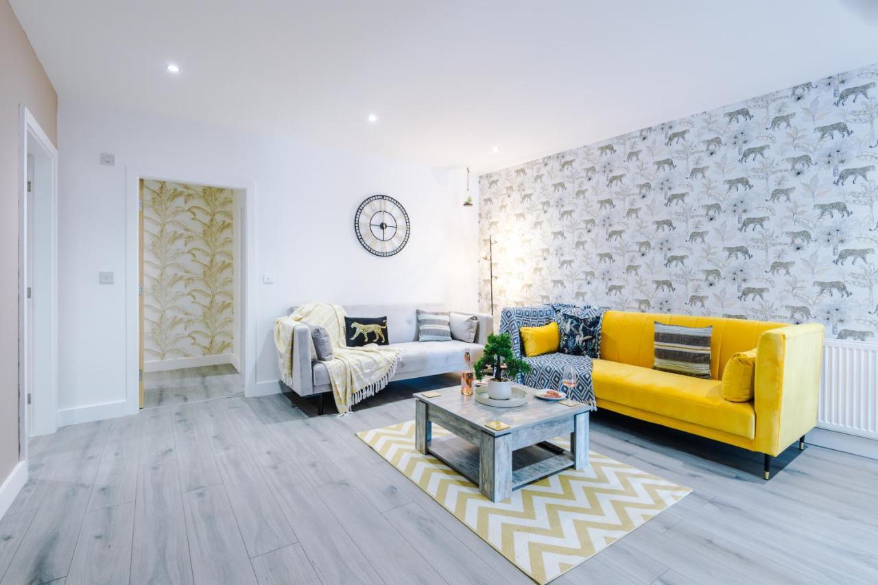The Ecclesian - Upscale Near Trafford Centre & Eccles Train Station Apartment *