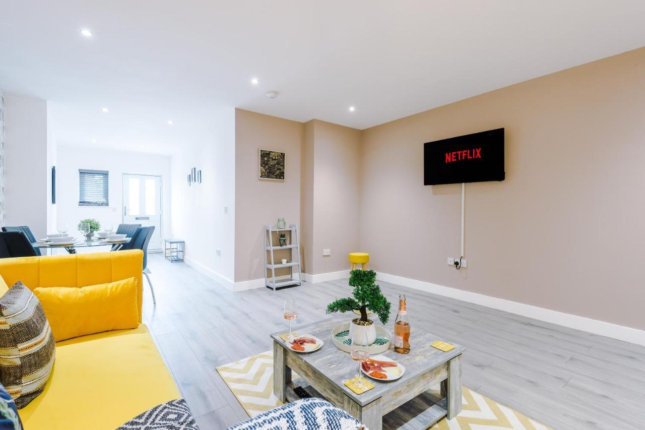 The Ecclesian - Upscale Near Trafford Centre & Eccles Train Station Apartment