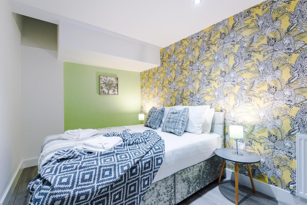 The Ecclesian - Upscale Near Trafford Centre & Eccles Train Station Apartment *