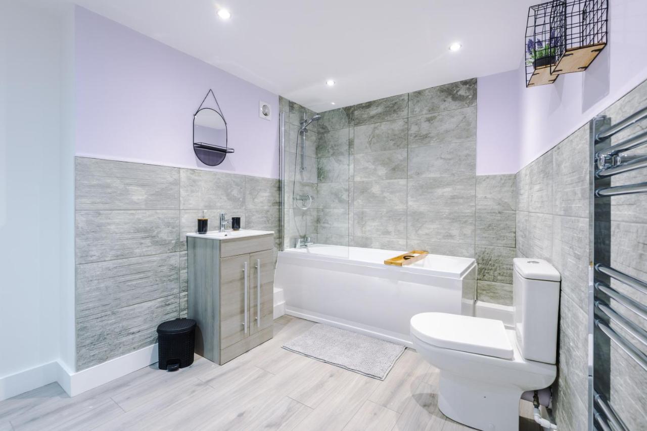 The Ecclesian - Upscale Near Trafford Centre & Eccles Train Station