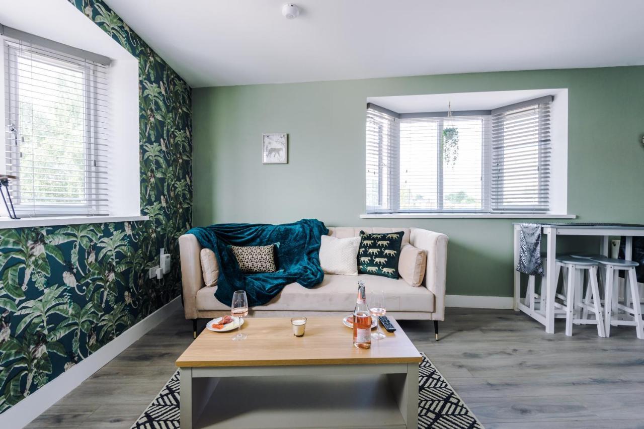 The Ecclesian - Upscale Near Trafford Centre & Eccles Train Station