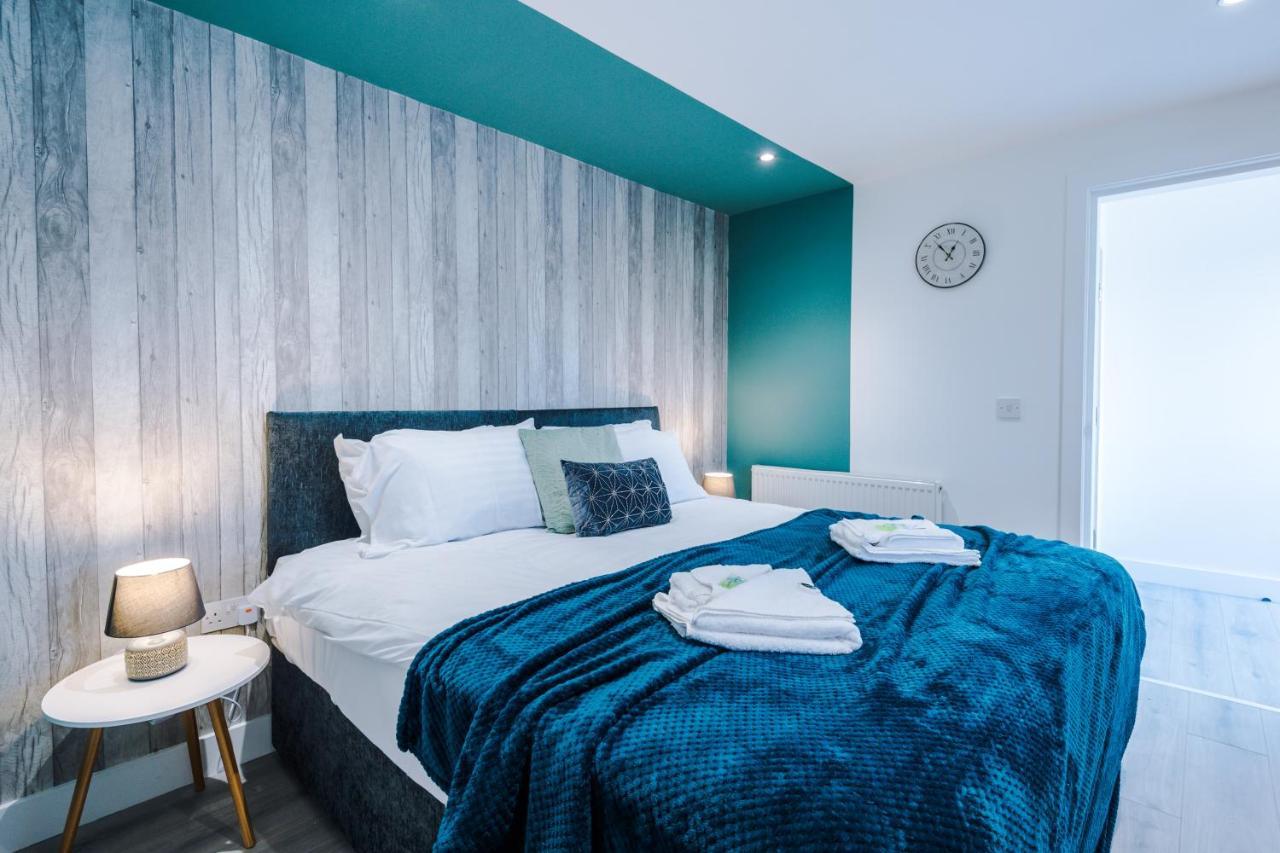 The Ecclesian - Upscale Near Trafford Centre & Eccles Train Station Apartment
